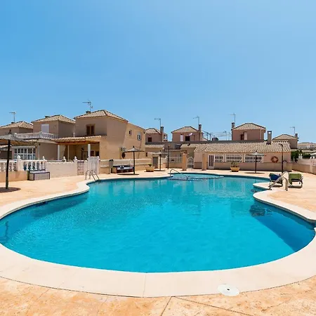 Sunrise And Pool شقة